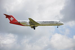 Fokker 100 van Helvetic Airways tijdens een landing op de luchthaven van Zürich