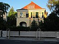 Villa mit Einfriedung