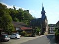 Kirche Argenschwang, im Hintergrund Burg Argenschwang