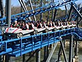 Zabezpieczenia typu vest restraints, Blue Hawk, Six Flags Over Georgia, USA.