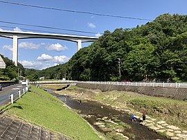 青木川と新東名高速道路