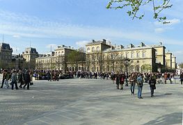 Vue générale de l'Hôtel-Dieu actuel sur le parvis Notre-Dame.