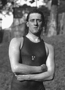 Photographie montrant le haut du corps de Paul Radmilovic en costume de bain.