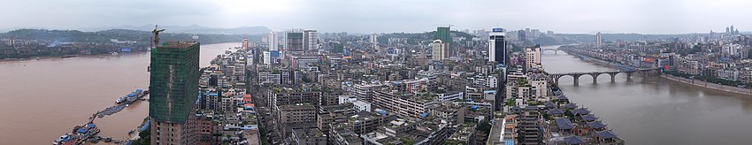 Panorámica de Jiangyang (centru históricu de Luzhou) (a la izquierda, el Yangtsé; a la derecha, el ríu Tuo