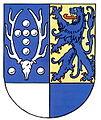 Kreis Uslar (1931–1932) Über von Silber und Blau gespaltenem Schildfuß gespalten von Blau und Gold; vorne ein silbernes Achtender-Hirschgeweih mit dem Grind, der Grind ist beseitet von je einer silbernen Kugel; zwischen den Geweihstangen sechs silberne Kugeln; hinten ein hochaufgerichteter rotbewehrter blauer Löwe. → Details