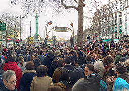 Foule sur la place de la Bastille.