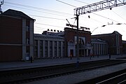 Spoorstation met boven het gebouw de naam in het Russisch en Jiddisch