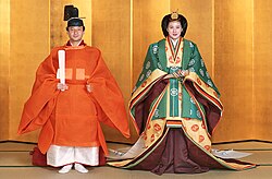 Novomanželé korunní princ Naruhito a korunní princezna Masako v japonském tradičním oděvu, 1993