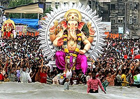 Des murtis de Ganesh amenés en procession à la mer à Bombay, pour une immersion (visarjan) imminente.