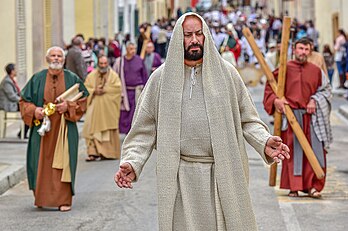 Procissão da Sexta-feira Santa em Malta. A Sexta-feira Santa é um feriado cristão que comemora a crucificação de Jesus e sua morte no Calvário. É observado durante a Semana Santa como parte do Tríduo Pascal. Membros de muitas denominações cristãs observam a Sexta-Feira Santa com jejum e serviços religiosos. A data varia de um ano para outro nos calendários gregoriano e juliano. O Cristianismo oriental e ocidental discordam sobre o cálculo da data da Páscoa e, portanto, da Sexta-Feira Santa. (definição 3 264 × 2 168)