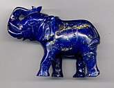 Voi khắc từ lapis lazuli chất lượng cao có lẫn pyrit màu vàng, Đế quốc Mogul. (chiều dài: 8 cm (3,1 in))