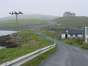 Bild på en 11 kV-ledning med frånskiljare. från Sketlandsöarna.