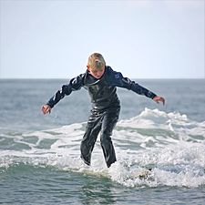 Nybörjare med storebrors våtdräkt i Pacific Beach, Kalifornien