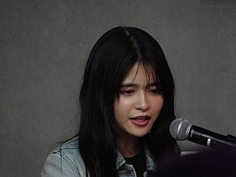 東京ゲームショウ2024・ホール2のSteelSeriesブース「OooDa&伊織もえ ～ゲームの学校～ステージ」での景井ひな(2024年9月29日撮影)