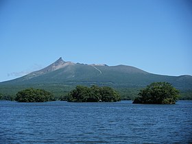 Vue du volcan depuis le lac Ōnuma.