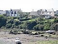 La rive gauche de l'anse de Milin an Aod à marée basse juste en amont du port de Porscav (villas, bateaux modernes et épaves de bateaux abandonnés) vue depuis le GR 34 (rive droite de l'anse de Milin an Aod en Plouarzel).