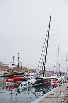 Le trimaran à quai dans le port du Havre