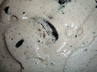 <span class="mw-page-title-main">Cookies and cream</span> Ice cream variety flavored with chocolate sandwich cookies