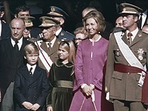 1975年に父がスペイン国王に即位した式典でのフェリペ（前列・左）