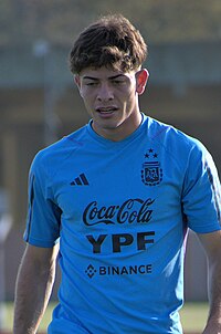 Agustín Giay avec un t-shirt azur, lors d'un entrainement avec les moins de 20 ans argentins avant le mondial