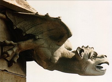 Un gargoyle sulla scalinata verso la guglia della cattedrale