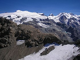 Vue du Dos de Rollin (large dôme neigeux à gauche) depuis le sud-ouest.