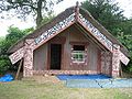 Un wharenui (casa maorí) en los jardines de Clandon Park