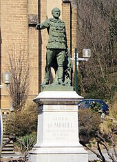 Statue du général de Miribel située devant l'église.