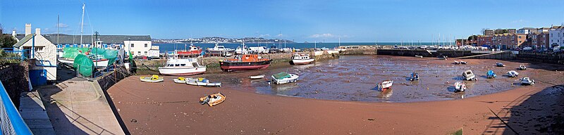 Paignton Harbour, amb Torquay al darrere