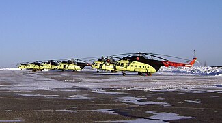 Zona de estacionamiento de aeronaves con seis helicópteros alineados