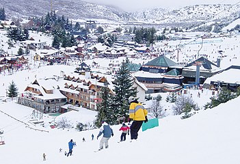 Bariloche'de olan Cerro Catedral Latin Amerika'nın en büyük kayak merkezidir.[11]