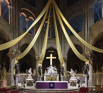 Notre-Dame's high altar with the kneeling statues of Louis XIII and Louis XIV