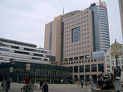 Na 1990 op de locatie van de voormalige fabriek van Carl Zeiss gebouwde universiteitsgebouwen aan de Ernst-Abbe-Platz