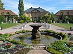 Delphinbrunnen vor Orangerie und dem Gärtnerhaus