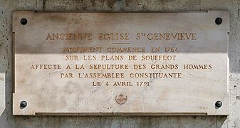 Plaque au sujet de l'histoire du bâtiment, sur la place.