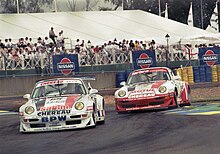 Deux 993 GT2 vues de face dans une chicane en course