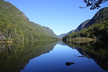 La rivière Jacques-Cartier dans le parc national de la Jacques-Cartier, au Québec. (définition réelle 3 888 × 2 592)