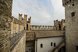 Unterkunft der Wachmannschaft im Innenhof mit Brustwehren und Bergfried