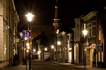 Grotestraat Waalwijk met op de achtergrond de Hervormde Kerk aan de Haven (Waalwijk Centrum)