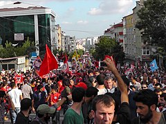 Flaggen mit Porträts von Opfern und Abdullah Öcalan[63]