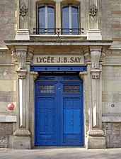 Entrée secondaire, rue Chardon-Lagache.