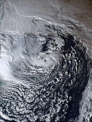 <span class="mw-page-title-main">Subtropical cyclone</span> Cyclonic storm with tropical and extratropical characteristics