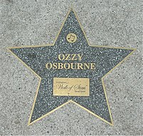 Étoile grise insérée sur un trottoir avec marqué dessus 'Ozzy Osbourne'.