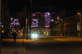 Bahnsteighalle des Chemnitzer Bahnhofs mit Installation an der Medienfassade (2018)