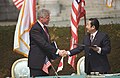 Clinton Japanin pääministerin Ryūtarō Hashimotoin kanssa Tokiosa vuonna 1996.