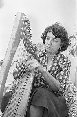 Marijke Ferguson achter de harp (1976)