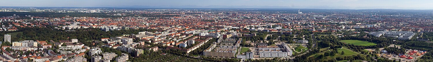 Munich hiriaren ikuspegi panoramikoa Municheko Olinpiar Estadioaren eremutik ikusita.