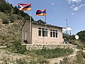 Bandeira no posto fronteirizo entre Armenia e Artsakh, en 2017.