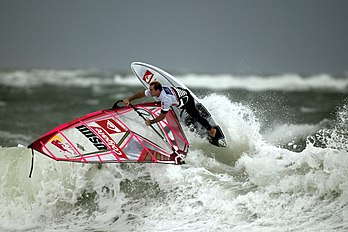 Robby Naish, figure légendaire de la planche à voile, lors de la coupe du monde 2006 de Sylt, en Mer du Nord. Sylt, l'une des îles de la Frise, fait partie du Land du Schleswig-Holstein, en Allemagne. (définition réelle 2 835 × 1 890)