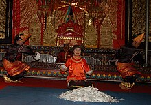 Tari piring performance. Tari Piring, Bukittinggi.jpg